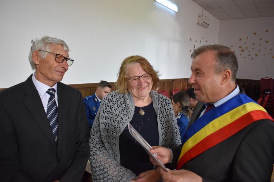 Primarul Tomiță Onisii a premiat 15 cupluri „de aur” care au împlinit 50 de ani de căsătorie Primarul Tomiță Onisii a premiat 15 cupluri „de aur” care au împlinit 50 de ani de căsătorie