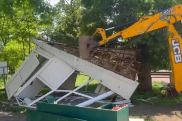 Încă patru chioșcuri abandonate din Ițcani, Obcini, Mărășești și de pe strada Universității au fost demolate de Primăria Suceava