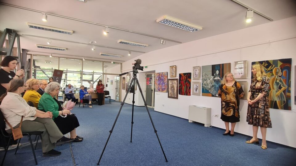 Lucrări de pictură, grafică și tapiserie expuse la Teatrul „Matei Vișniec”, în cadrul Festivalului Internațional