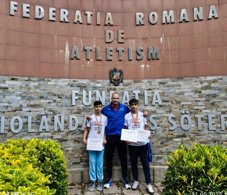 Antrenorul Iustin Tatarau alaturi de cei doi atleti de la LPS Suceava