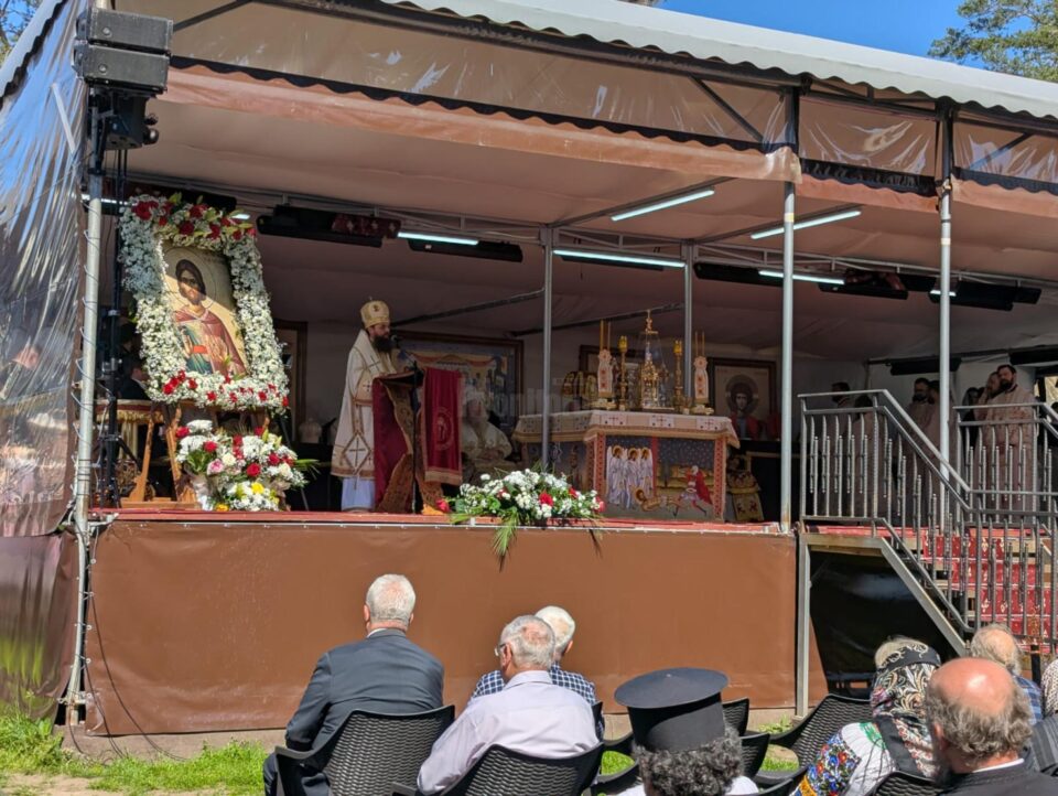 Mii de credincioși au participat luni la Sfânta Liturghie prilejuită de hramul închinat Sfântului Ioan cel Nou