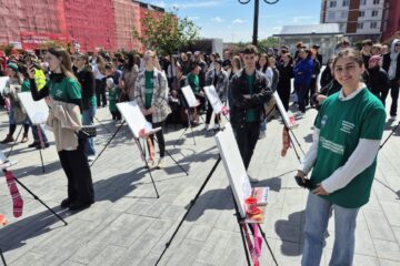 Peste 300 de persoane, dintre care 30 de copii cu sindrom Down, însoțiți de părinți și voluntari, au participat la un eveniment al incluziunii, artei și bucuriei
