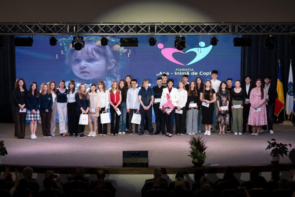 Fundația „Ana – Inimă de copil” a premiat olimpicii la Vicovu de Jos