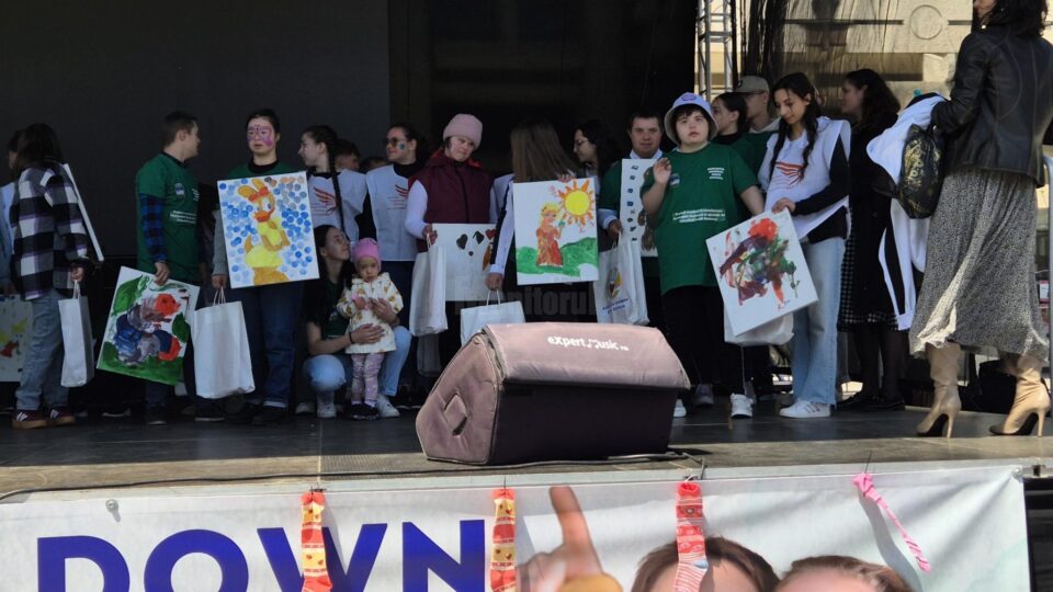 Peste 300 de persoane, dintre care 30 de copii cu sindrom Down, însoțiți de părinți și voluntari, au participat la un eveniment al incluziunii, artei și bucuriei
