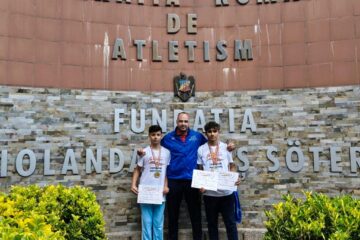 Antrenorul Iustin Tătărău alături de cei doi atleți de la LPS Suceava