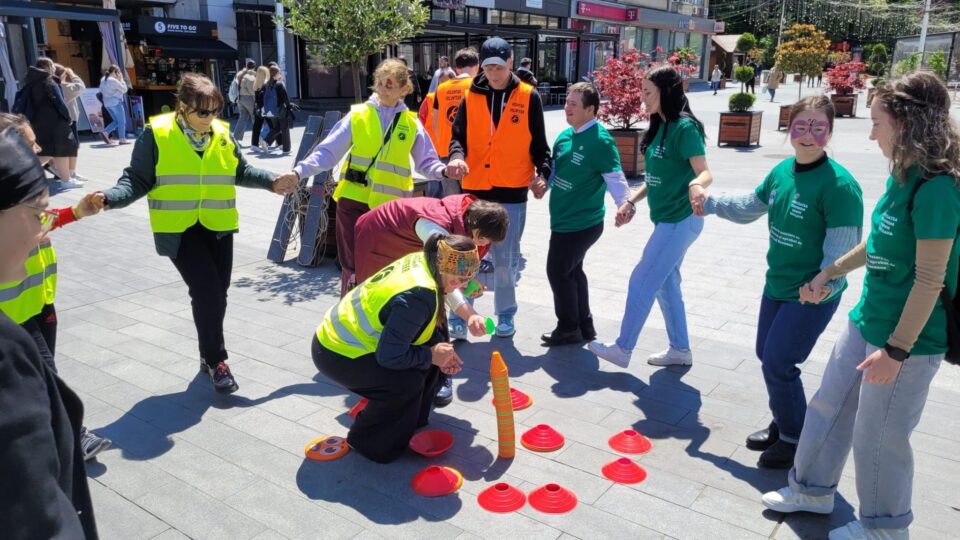 Peste 300 de persoane, dintre care 30 de copii cu sindrom Down, însoțiți de părinți și voluntari, au participat la un eveniment al incluziunii, artei și bucuriei