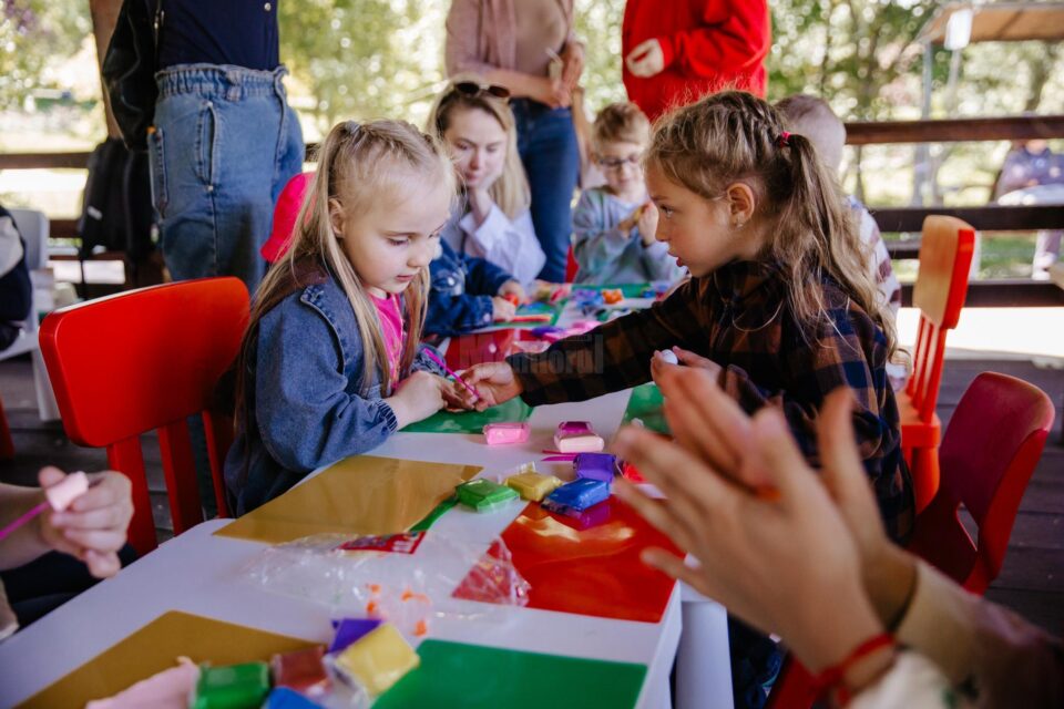 Eveniment festiv dedicat copiilor, în Parcul Tătărași, organizat de Salvați Copiii
