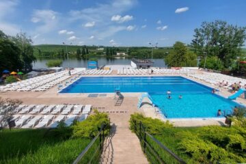 Baza de agrement Nada Florilor din Fălticeni are trei piscine descoperite