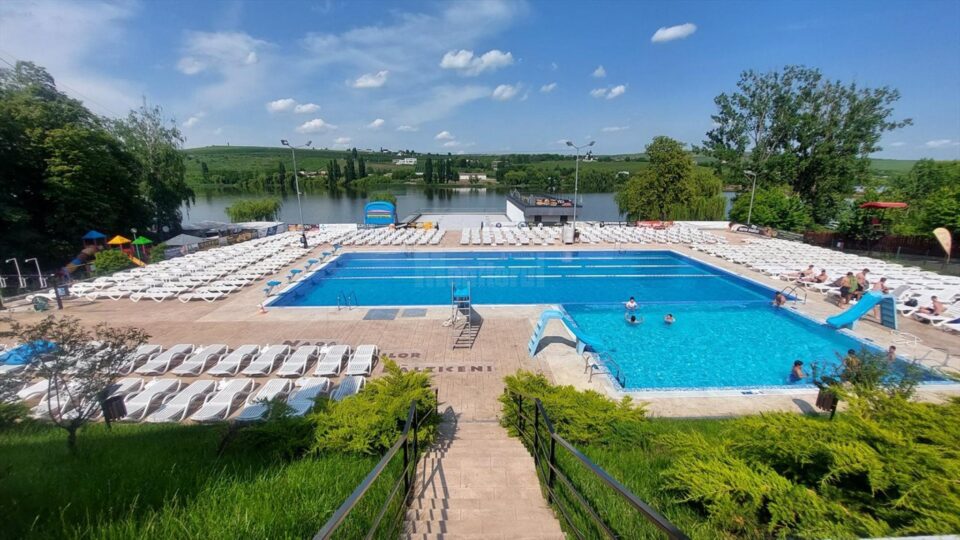 Baza de agrement Nada Florilor din Fălticeni are trei piscine descoperite