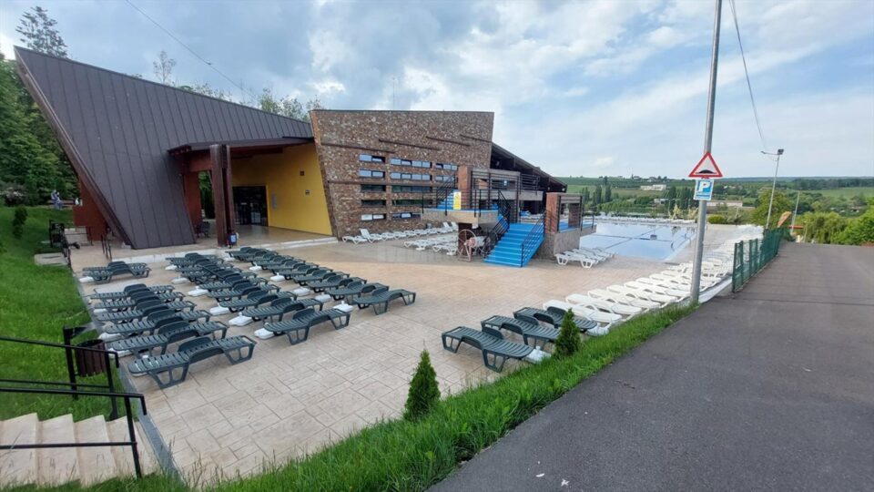 Baza de agrement Nada Florilor din Fălticeni are trei piscine descoperite