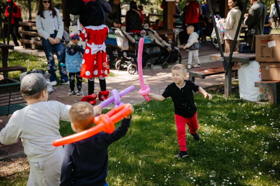 Eveniment festiv dedicat copiilor, în Parcul Tătărași, organizat de Salvați Copiii