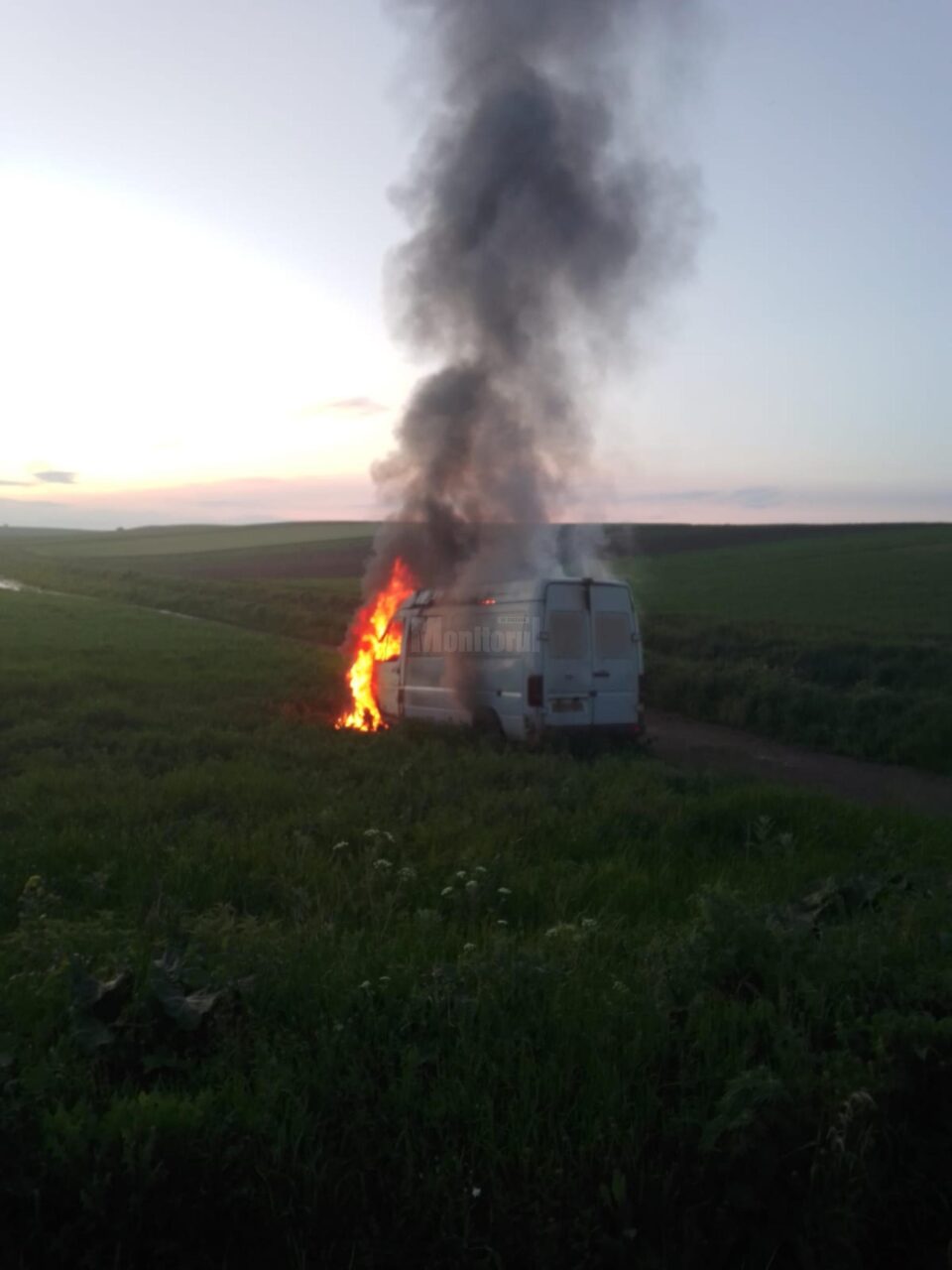 Un tânăr băut a dat foc unei mașini care i-a ieșit în cale