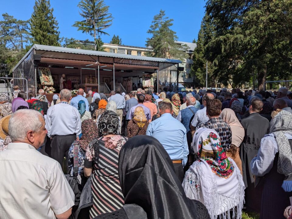 Mii de credincioși au participat luni la Sfânta Liturghie prilejuită de hramul închinat Sfântului Ioan cel Nou