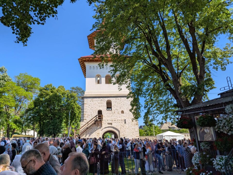 Mii de credincioși au participat luni la Sfânta Liturghie prilejuită de hramul închinat Sfântului Ioan cel Nou