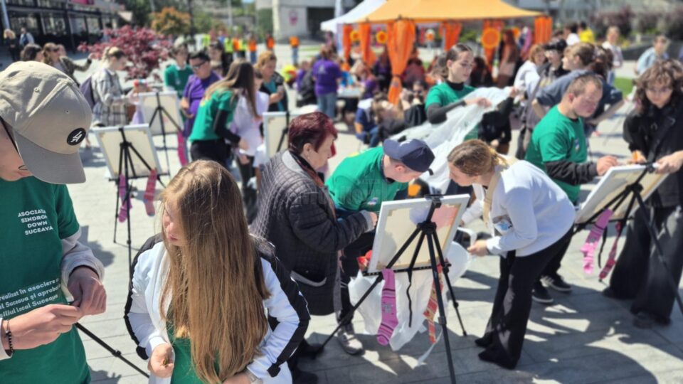 Peste 300 de persoane, dintre care 30 de copii cu sindrom Down, însoțiți de părinți și voluntari, au participat la un eveniment al incluziunii, artei și bucuriei