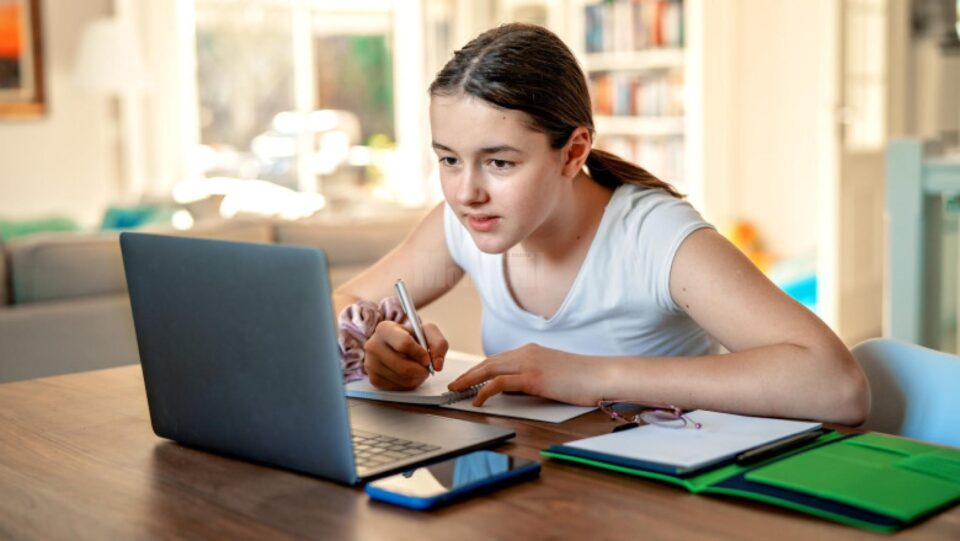 Elevii din licee vor face ore online săptămâna viitoare, în timp ce colegii de-a XII-a susțin bacalaureatul Elevii din licee vor face ore online săptămâna viitoare, în timp ce colegii de-a XII-a susțin bacalaureatul