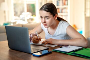 Elevii din licee vor face ore online săptămâna viitoare, în timp ce colegii de-a XII-a susțin bacalaureatul