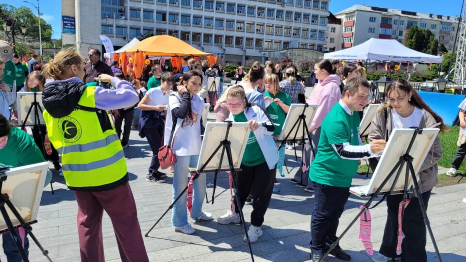 Peste 300 de persoane, dintre care 30 de copii cu sindrom Down, însoțiți de părinți și voluntari, au participat la un eveniment al incluziunii, artei și bucuriei
