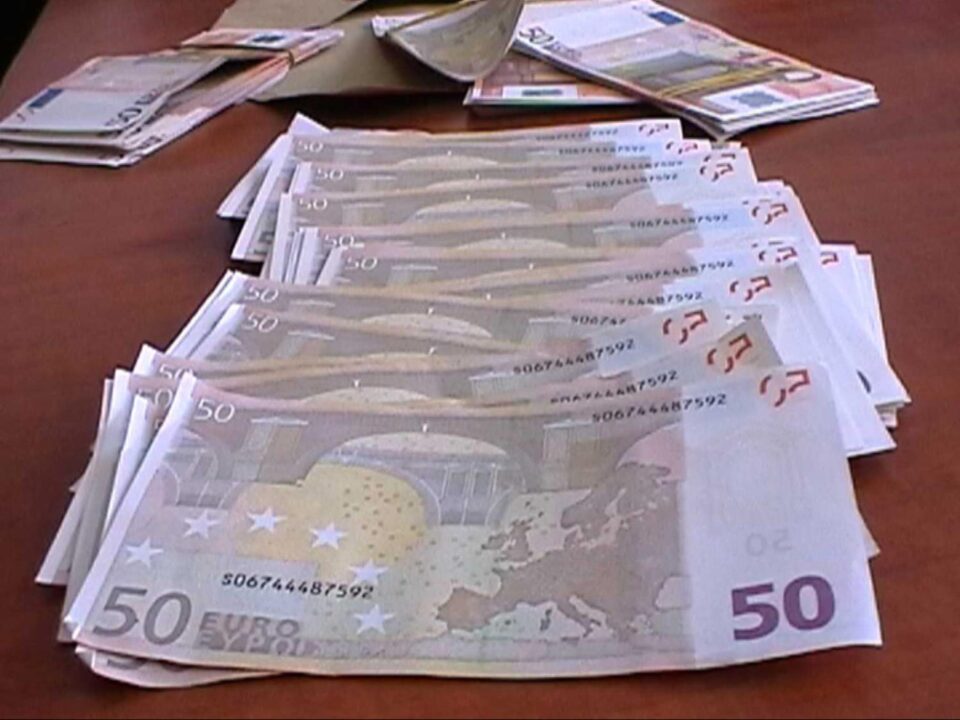Femeia care ar fi primit până la 5.000 de euro pentru angajări la Spital, plasată sub control judiciar, după 24 de ore de arest Femeia care ar fi primit până la 5.000 de euro pentru angajări la Spital, plasată sub control judiciar, după 24 de ore de arest