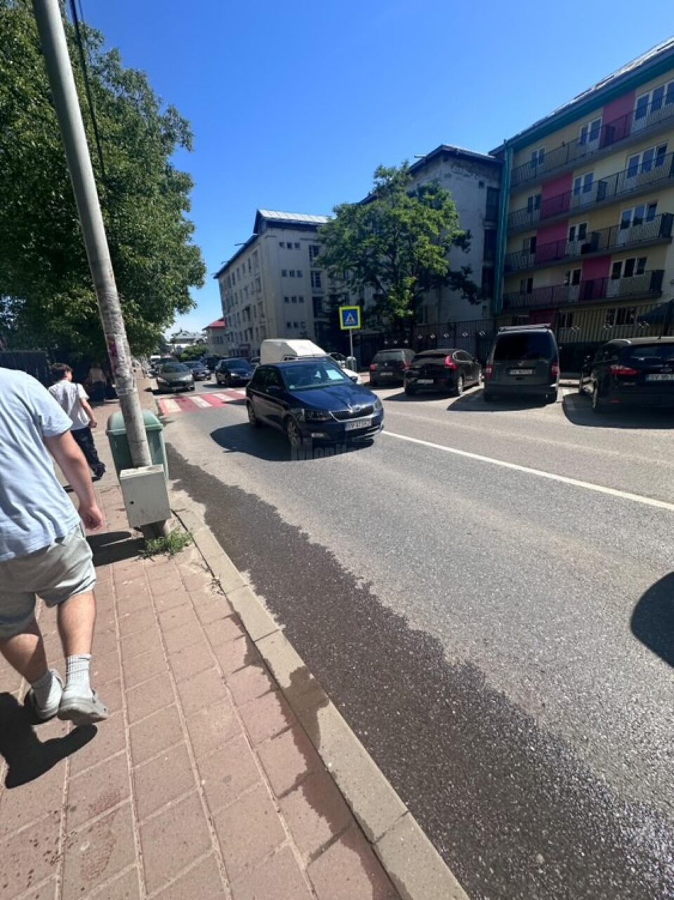 Femeie lovită de o mașină chiar pe trecerea de pietoni