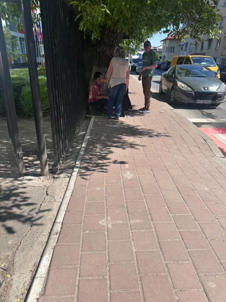 Femeie lovită de o mașină chiar pe trecerea de pietoni