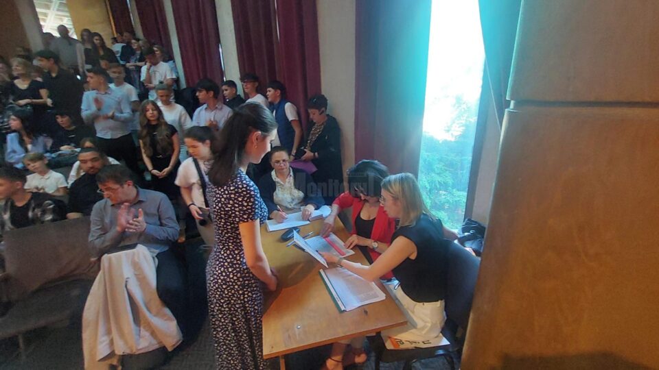 Înmânarea premiilor în bani pentru premianți