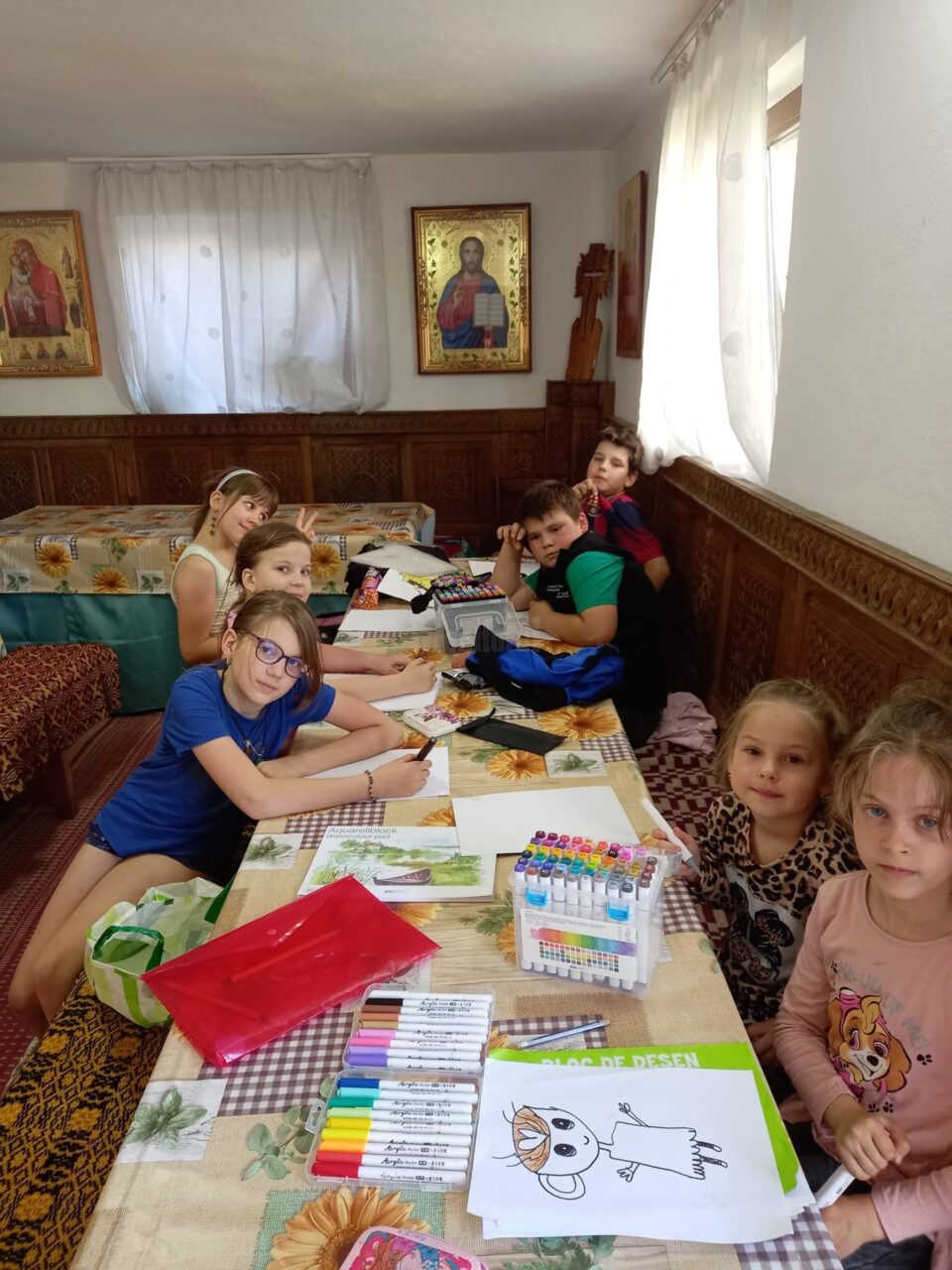 50 de lucrări, realizate de 35 de copii și tineri, cu vârste între 4 și 17 ani, au fost expuse la Centrul pentru Tineret „Ecclesia”
