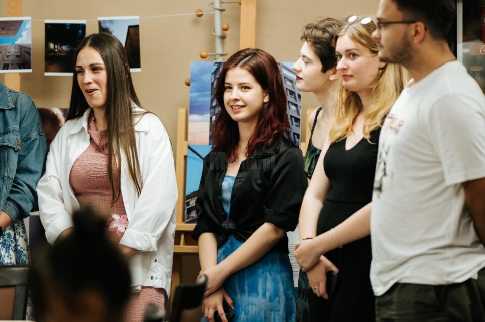 Viziuni studențești în imagini și video, într-o expoziție creativă de la Universitatea din Suceava