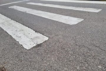 Un puști pe trotinetă electrică a dat peste un sucevean, pe trecerea de pietoni