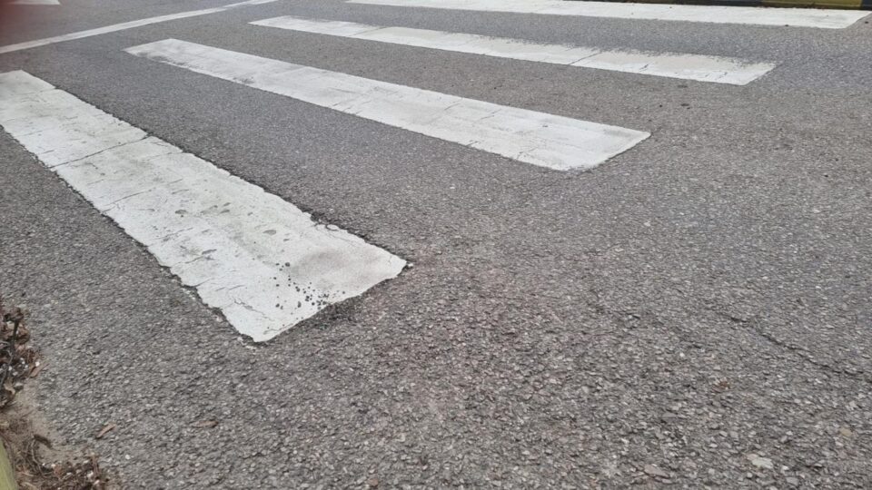 Un puști pe trotinetă electrică a dat peste un sucevean, pe trecerea de pietoni