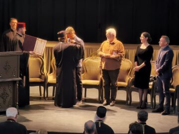 Daniel Codrescu, recompensat cu ordinul Crucea Bucovinei, la vernisajul expoziției din Palatul Dornelor