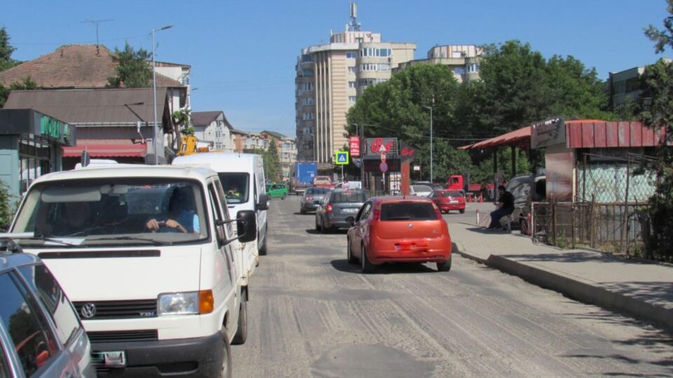 Restricții rutiere majore în Fălticeni: Traficul greu, deviat prin centrul orașului timp de trei zile