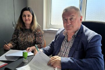Primarul din Cornu Luncii, Gheorghe Fron, a semnat contractul pentru extinderea rețelei de alimentare cu apă în patru sate ale comunei