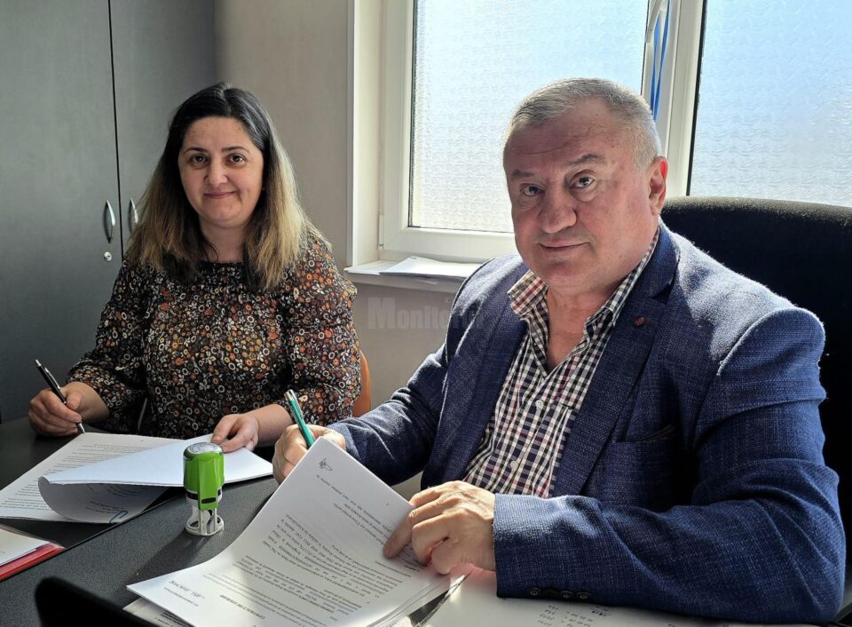 Primarul din Cornu Luncii, Gheorghe Fron, a semnat contractul pentru extinderea rețelei de alimentare cu apă în patru sate ale comunei Primarul din Cornu Luncii, Gheorghe Fron, a semnat contractul pentru extinderea rețelei de alimentare cu apă în patru sate ale comunei