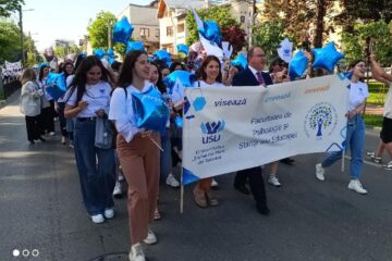 Rectorul Mihai Dimian în mijlocul studenților la Marsul Absolvenților USV