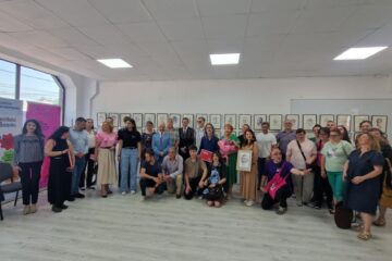Emoția și personalitatea artistică a 100 de actori se regăsesc în portretele realizate de caricaturistul Ovidiu Stanciu, expuse la Galeria Zamca