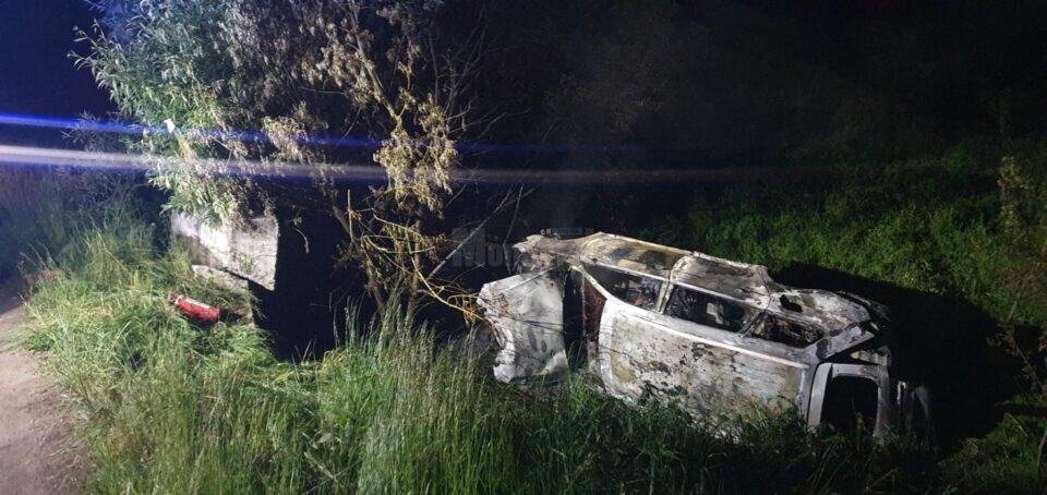 O mașină care a lovit un cap de pod s-a răsturnat și a luat foc