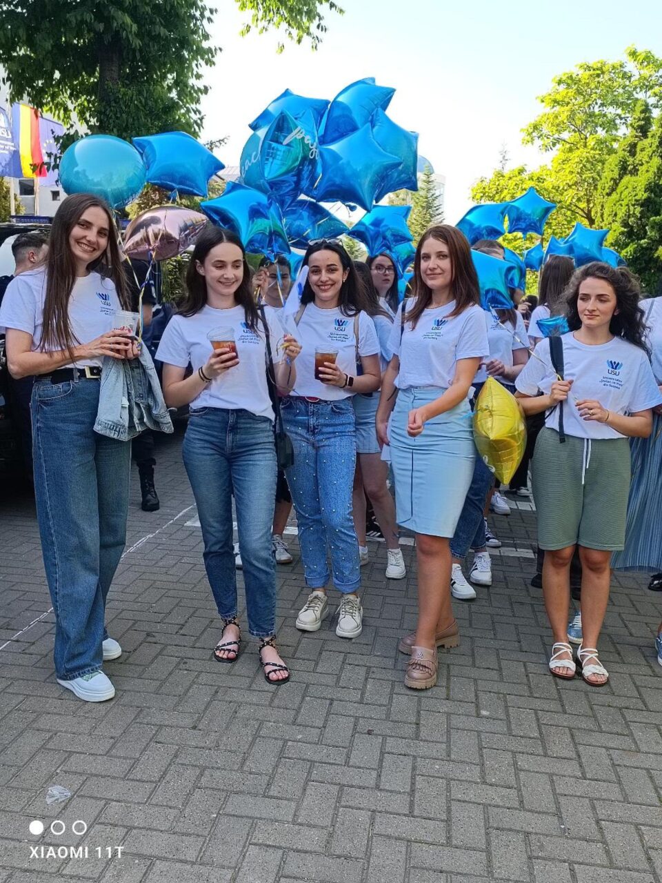 Tinere absolvente încolonate pentru marș