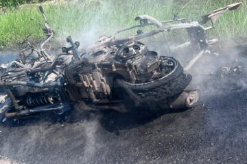 O motocicletă a luat foc pe DN 17