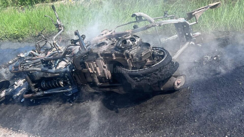 O motocicletă a luat foc pe DN 17