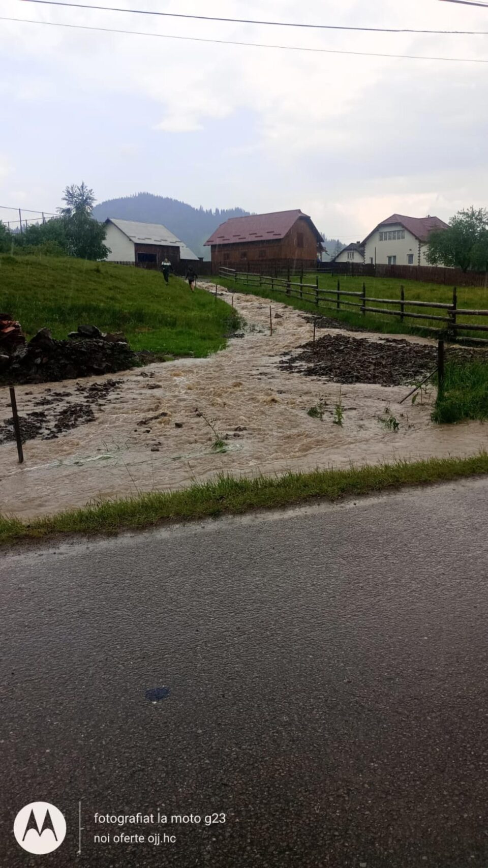 Ploile torențiale de astăzi au inundat o casă, două curți și un beci din comuna Dorna Candrenilor