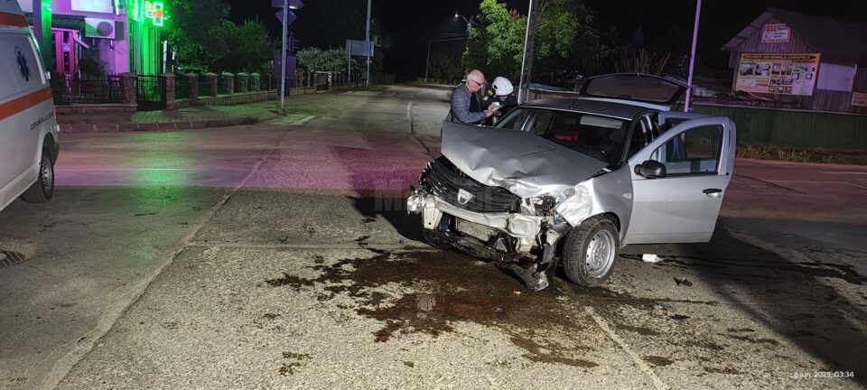Un autoturism în care se aflau cinci oameni, izbit în intersecție de un minor de 16 ani, la volanul mașinii tatălui său
