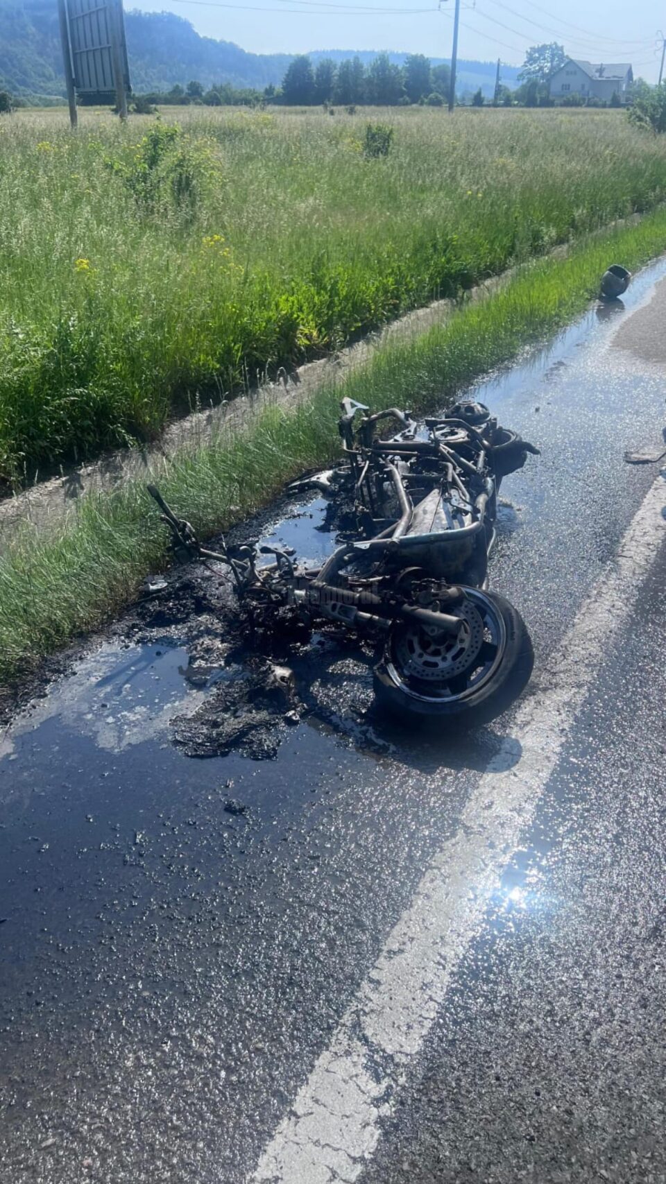 O motocicletă a luat foc pe DN 17