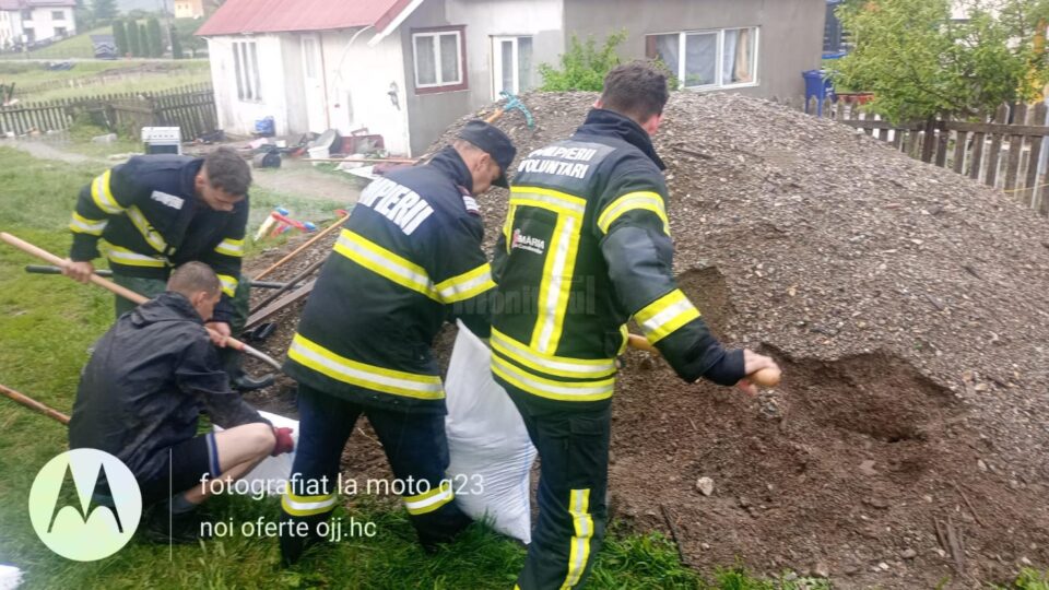 Ploile torențiale de astăzi au inundat o casă, două curți și un beci din comuna Dorna Candrenilor
