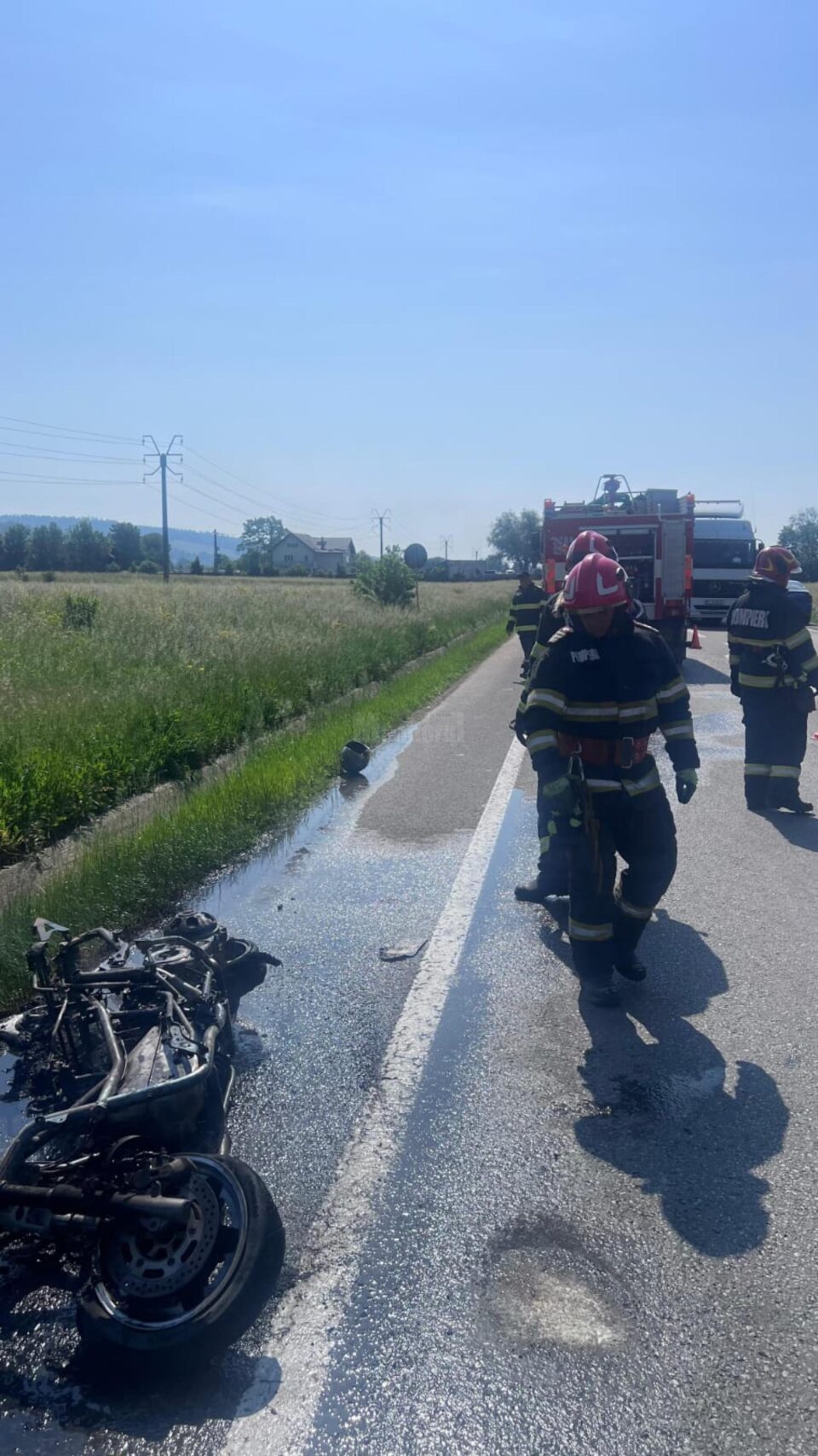 O motocicletă a luat foc pe DN 17