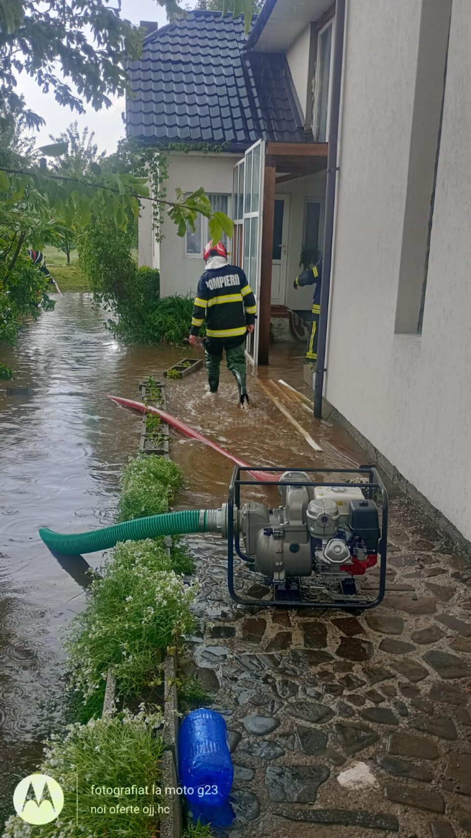 Ploile torențiale de astăzi au inundat o casă, două curți și un beci din comuna Dorna Candrenilor