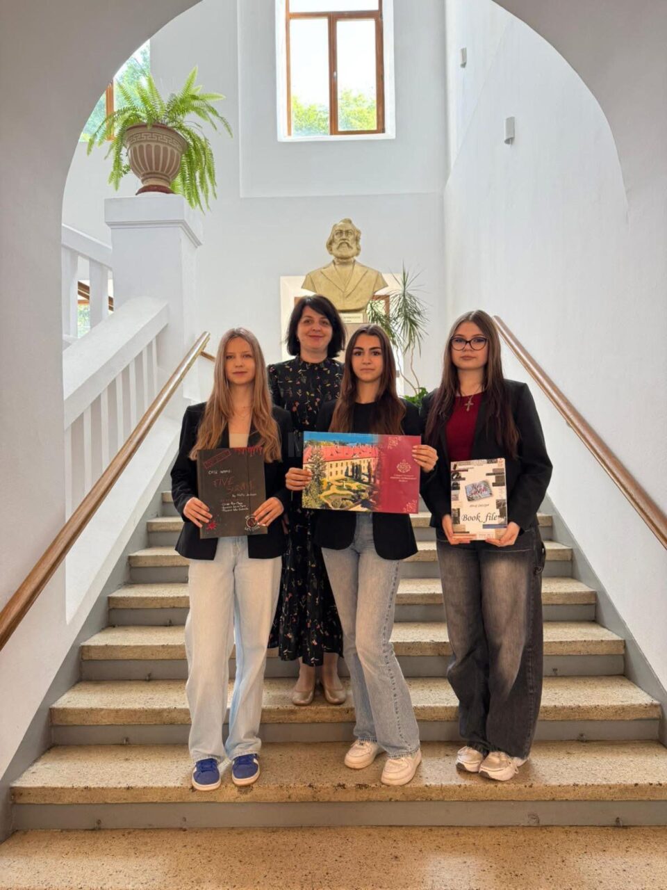 Opt distincții, dintre care cinci premii I, obținute de Colegiul „Hurmuzachi” la concursul național “CDIdei în cărți”