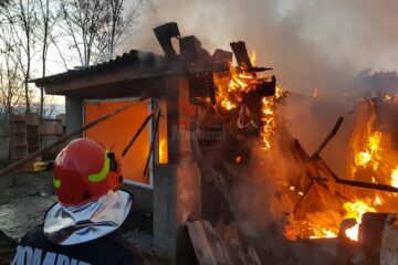 Incendiul a fost stins de pompieri (foto generic)