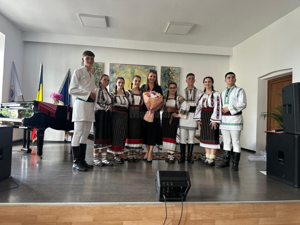 „Bucovină, te cântăm!”, recitalul elevilor clasei de canto popular de la Colegiul de Artă „Bucovină, te cântăm!”, recitalul elevilor clasei de canto popular de la Colegiul de Artă