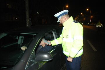 Cei doi șoferi au picat la testarea cu etilotestul (foto generic)